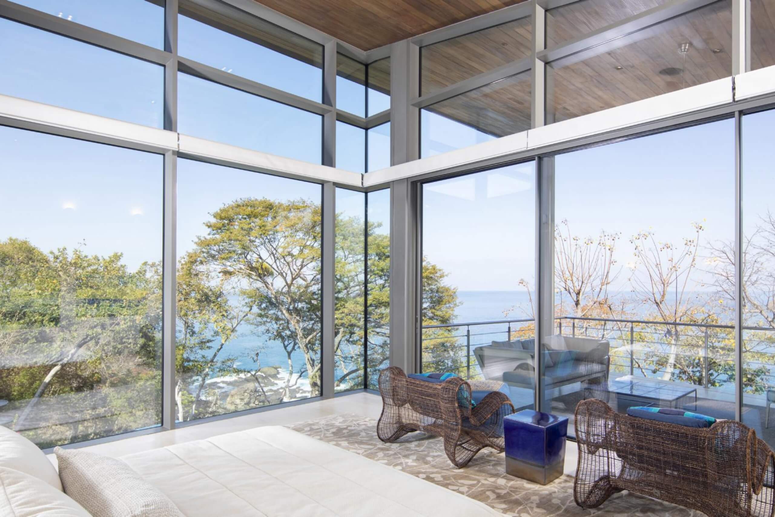 Salón de diseño con grandes ventanales que maximizan la entrada de luz solar y la ventilación cruzada en una vivienda de Murcia