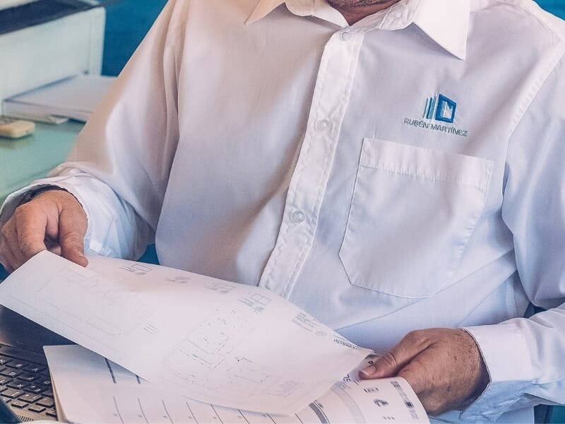 Reunión de asesoramiento técnico para la elección de materiales y acabados en proyectos de carpintería en Murcia