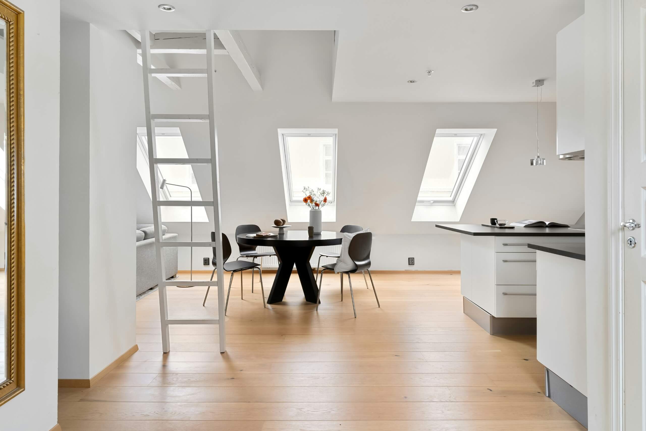 Ventanal de alta seguridad con herrajes reforzados y diseño minimalista, combinando protección estética para viviendas en Murcia.