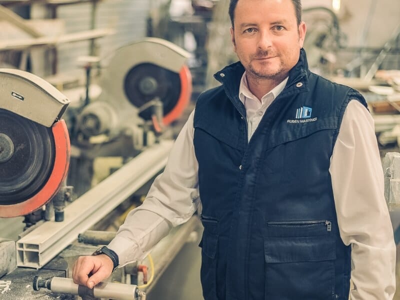 Proceso de fabricación a medida de ventanas y cerramientos combinando artesanía y tecnología de vanguardia.